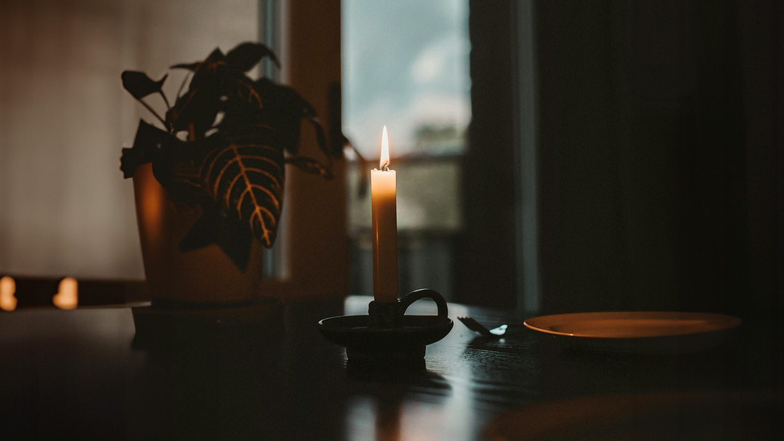 SingleCandleLight_1600x900